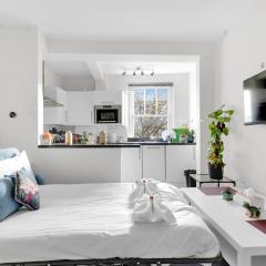 Only 1-Min to Tube, 20min to Central London, Tassimo Coffee machine, Rice Cooker, free snacks, Close to Winter Wonderland