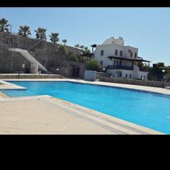 Yalıkavakta muhteşem deniz manzaralı bahçeli villa