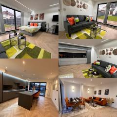 Luxury fully Self-Contained Studio with private bathroom and kitchen R6