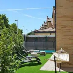 Luxury villa Pool and free parking Gran Vía Madrid centro ZBE