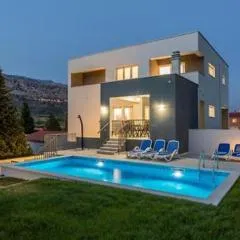 Modern & Stylish Villa with Private Pool