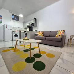 Studio rénové au centre ville (15 min de la plage)