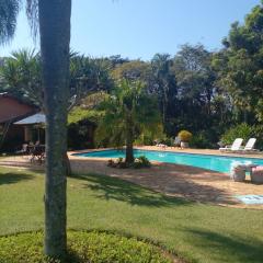 Lindo Rancho na beira do rio com piscina