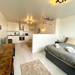 2 Commercial rd - Central Location Long Stay Wyvern Theatre by ShortStaysUK