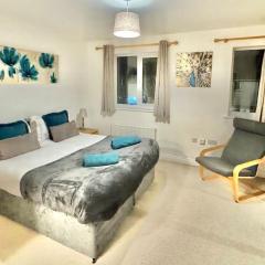 Stay for business, corporate, contractors or leisure with private parking