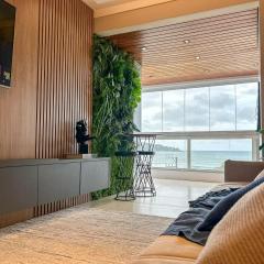 303 - Apto com 03 dorm com Vista Mar na Avenida Principal de Bombas