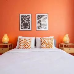 High-Ceiling Three-Bedroom Central Apartment
