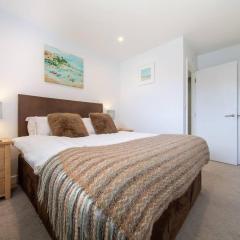 Modern Apartment nr Fistral Beach Private Parking