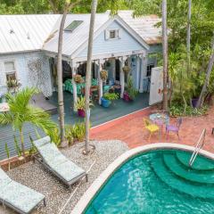 Boat House by AvantStay Character Cottage Central Location w Shared Pool Month Long Stays