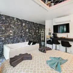 Love Room - La Création d'Adam avec Jacuzzi