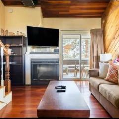 Cozy Condo in Mammoth with 2 parking spots! Ski,Snowboard, Ice skate!