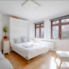 Modern Room with Bathroom & garden in a Shared House - No Kitchen