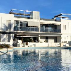 Modern flat with swimming pool terrace and equipped solarium