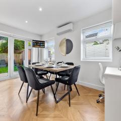 Air Conditioning Modern 4 BR house, Elev8 Stays