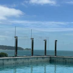 Apto com piscina aquecida perto do mar