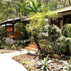 Makanas Beach Bungalows