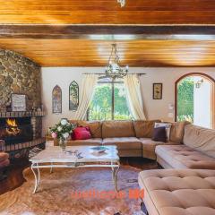 Casa em Campos do Jordão com Varanda e Lareira