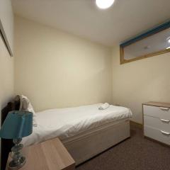 Cozy 2BR Apt, Walk to Newark's Top Attractions!