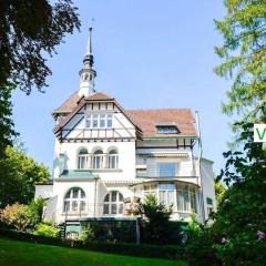 Luxus Ferienhaus Villa EMG Dortmund in Ennepetal, nah Düsseldorf, Köln mit Tennis Court, Garten, Kamin für Familien Gruppen bis 20 Personen