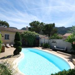 Air-conditioned house with heated pool, Luberon, in Maubec – 6 people