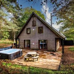 Stanton, woodland lodge with hot tub for 14