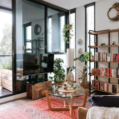 Luna, Stylish and Chic Collingwood Apartment