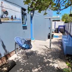 Lighthouse Cottage stone's throw from the beach