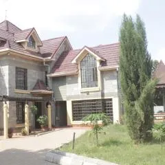 Eshborns House - Near Jomo Kenyatta International Airport and SGR with shuttle services at an extra fee