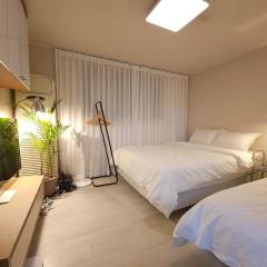 Hongdae, 10mins to Hapjeong Station, Mangwon station, 2 rooms 3 beds, max 5pax
