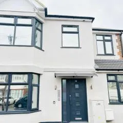 Double Bedroom with Garden Access and Private Bathroom Across Hall - Housity