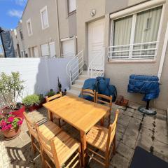 Pavillon sécurisé à 50m de la plage avec parking et climatisation, 4 couchages - FR-1-781-62