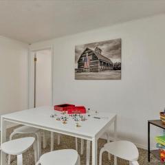 King Bed Full Kitchen Central Location