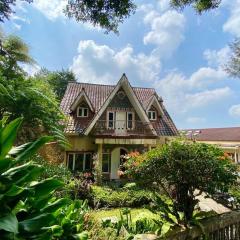 Villa Sevilla 3 Bedrooms BPPK Ciloto Puncak by Damaresa