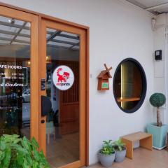 Red Panda Hostel & Cafe
