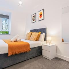 Deluxe 2 Bedroom Apartment - Secure Parking - Balcony - Rated Exceptional - 9MC