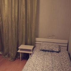 Chambre simple dans une maison