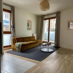 Colorful minimalist apartment 10min away from Paris