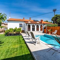 Holiday house Nada with the pool