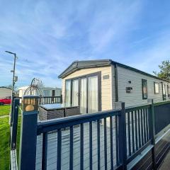 Stunning 8 Berth Caravan With Decking At Kessingland Beach Ref 90017D