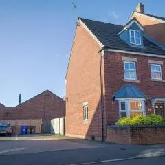 Comfortable 4 Bed Modern Townhouse with Parking