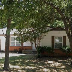 Cozy 3 Bedroom In Prime Location!