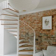 4-Bed Manly Apartment, Spacious, Two Levels & Balcony, Walk to Beach, Cafes & Ferry, Ideal for Families & Groups