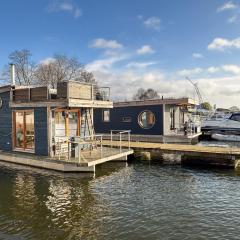 Hausboot IRENE mit Kamin - Winter an der Dove Elbe