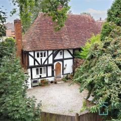 500 yr old Cottage with historic park at the gate