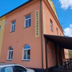 Hostinské pokoje nad restaurací Košetice se společnou koupelnou, WC a kuchyňkou