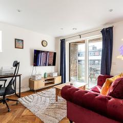 Chic Crystal Palace Flat with Balcony & Workspace