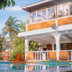 Capri Villa w Swimming Pool, Pool Table, Lake View