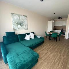 Modern 1BR Apart with Hill View & Parking