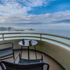 'Sunny Seaview' at Regency corner unit with 2 carpark by Shine Stay