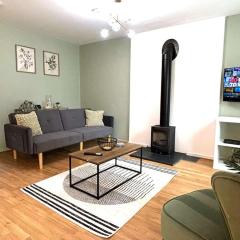 Shrewsbury 3BR Chic Retreat - Business Ready, Leisure Perfect by Parydise